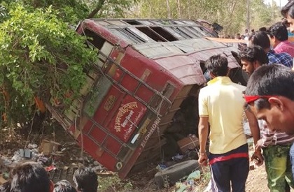Accident  four  Madhya Pradesh  tragic  Sunday  accidents  road  