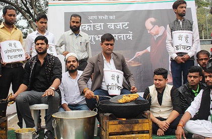 Congress  BJP  Youth Congress  Bhopal  Madhya Pradesh  Pakoda  Amit Shah  Narendra Modi