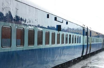 Train  Railways  Pantry car  Twitter  Scuffle  Passenger beaten  Tea  Gwalior  Madhya Pradesh