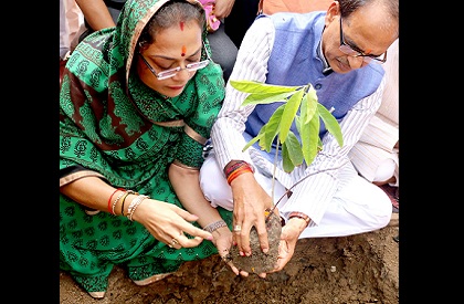 Tree  Plantation  Shivraj Chouhan  CM  Narmada  Narmada Sewa Yatra  Bhopal  Madhya Pradesh