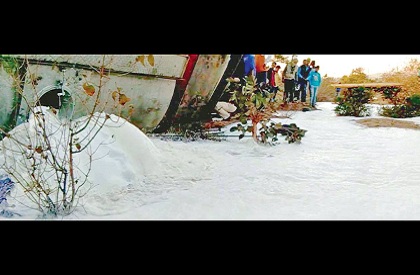 Tanker  Milk  Flood  Madhya Pradesh  Weird  Bizarre  Jabalpur  Damoh  Mishap